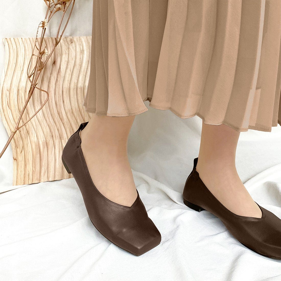 スクエアトゥ Vカット フラットシューズ（1513）Dブラウン