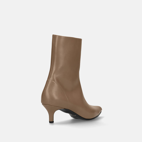 ラストワン30%OFF：ポインテッドトゥ ショートブーツ（5736）ダークグレージュ/mamian（マミアン）