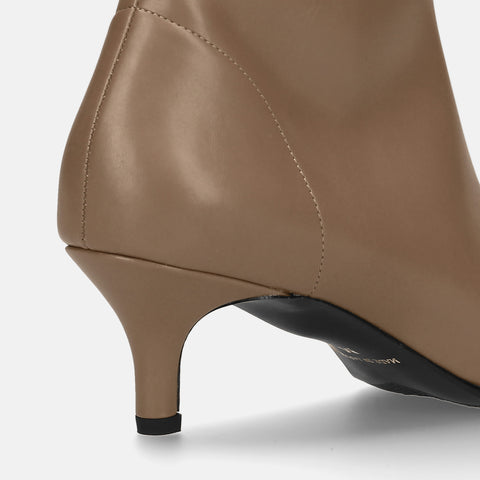 ラストワン30%OFF：ポインテッドトゥ ショートブーツ（5736）ダークグレージュ/mamian（マミアン）