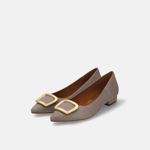 予約：2025AW：ポインテッドトゥ バックル付き フラットシューズ（4785）グレージュS/mamian（マミアン）