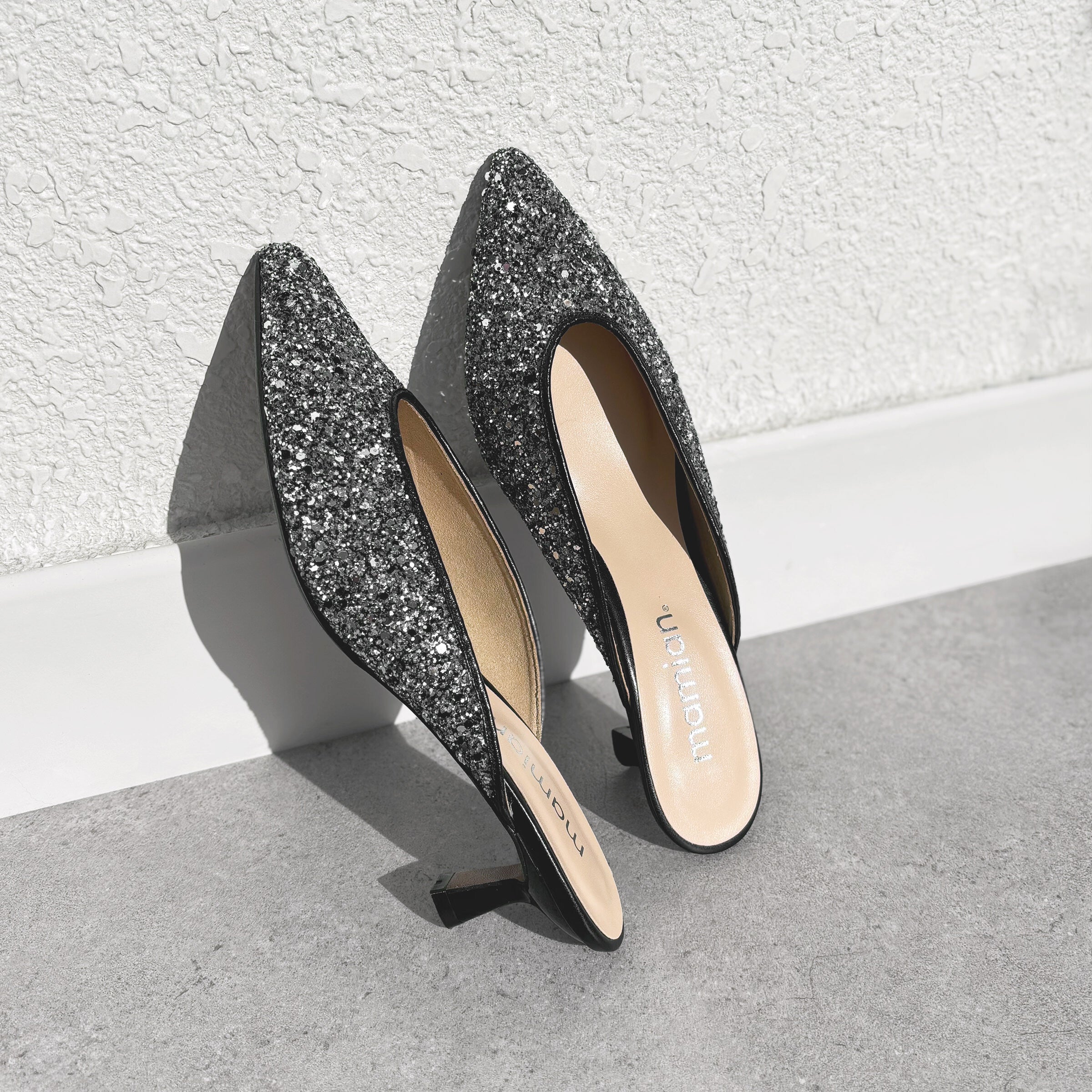 極美品✨ミュウミュウ　フラットパンプス　ビジュー　グリッター　ストラップ　黒 Miu Miu クリスタルビジュー付オープントゥパンプス ブラック