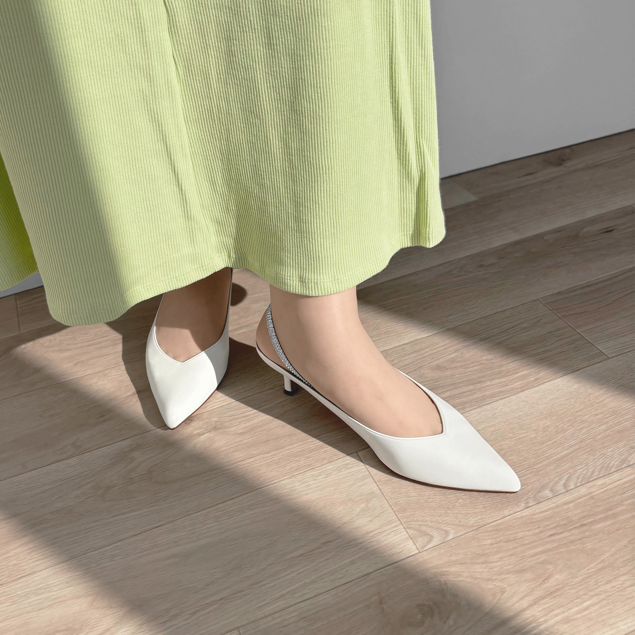 ラストワン15%OFF：バックストラップ付き ミュールスタイル パンプス