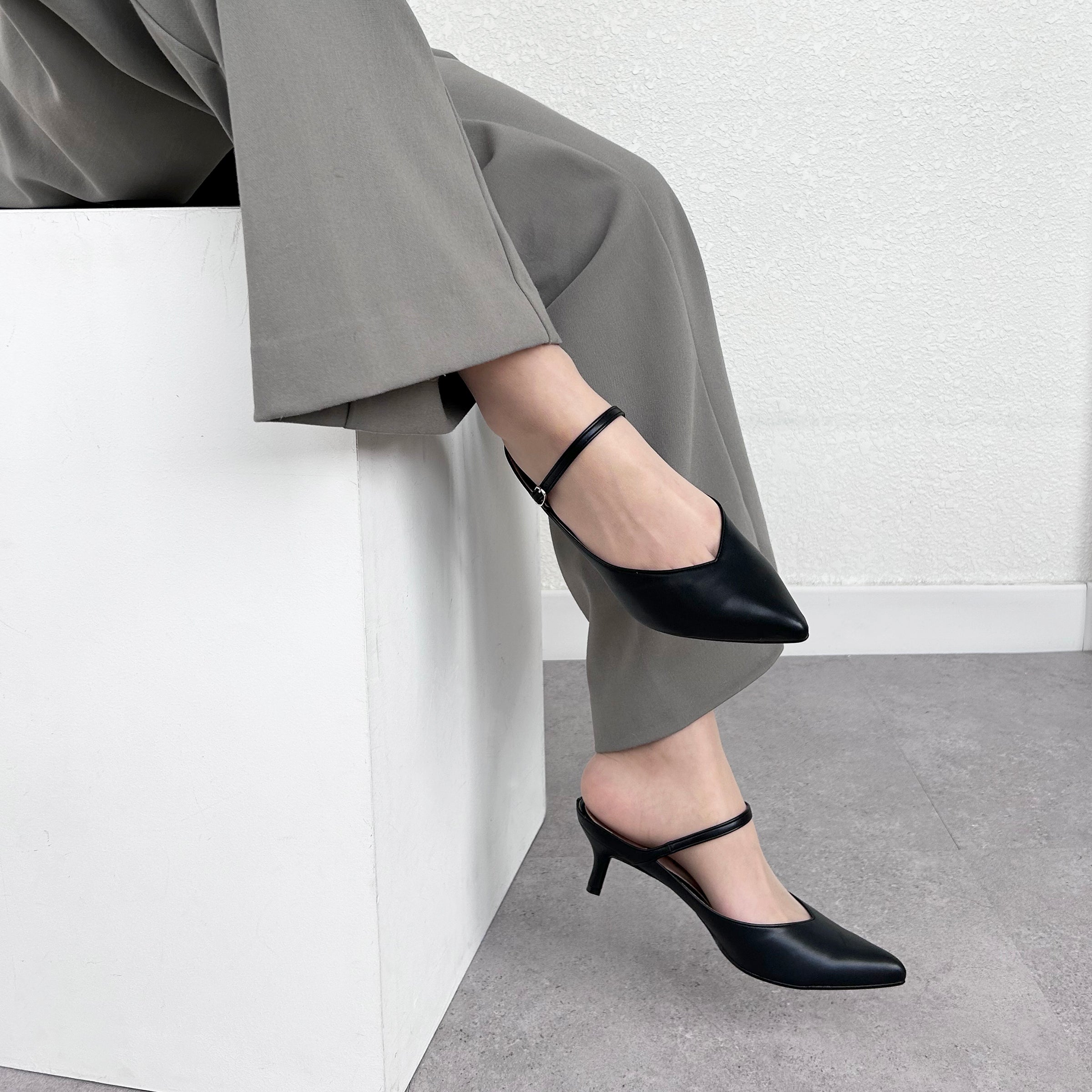 15%OFF：2024SS：甲ストラップ付き ミュールスタイル パンプス（m55216