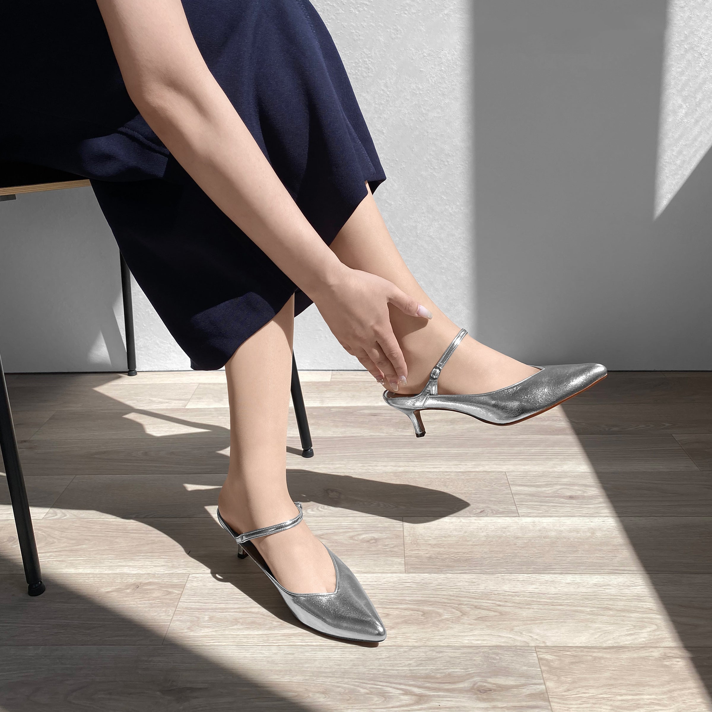 15%OFF：甲ストラップ付き ミュールスタイル パンプス（m55216