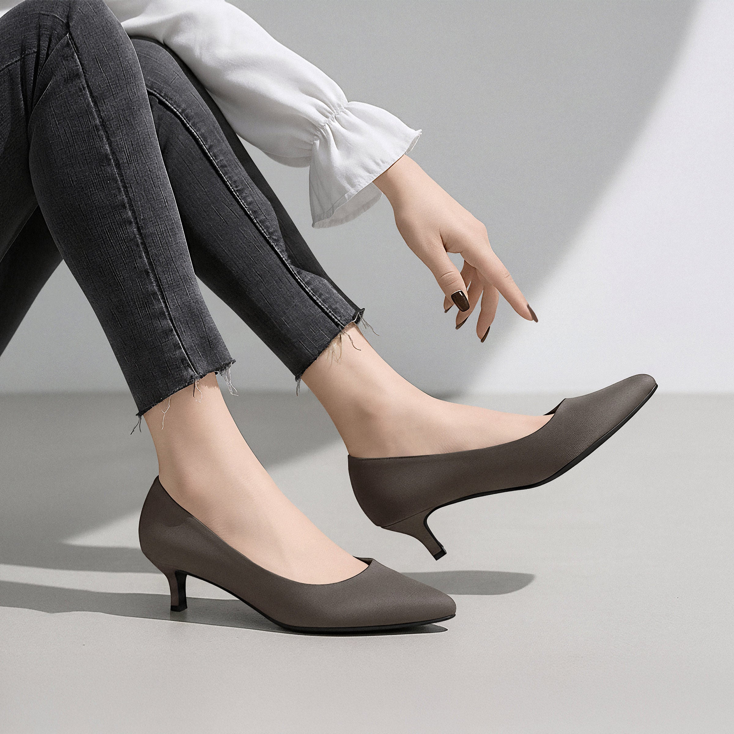 大人っぽい落ち着きカラー！チャコールグレーの靴特集 – mamian