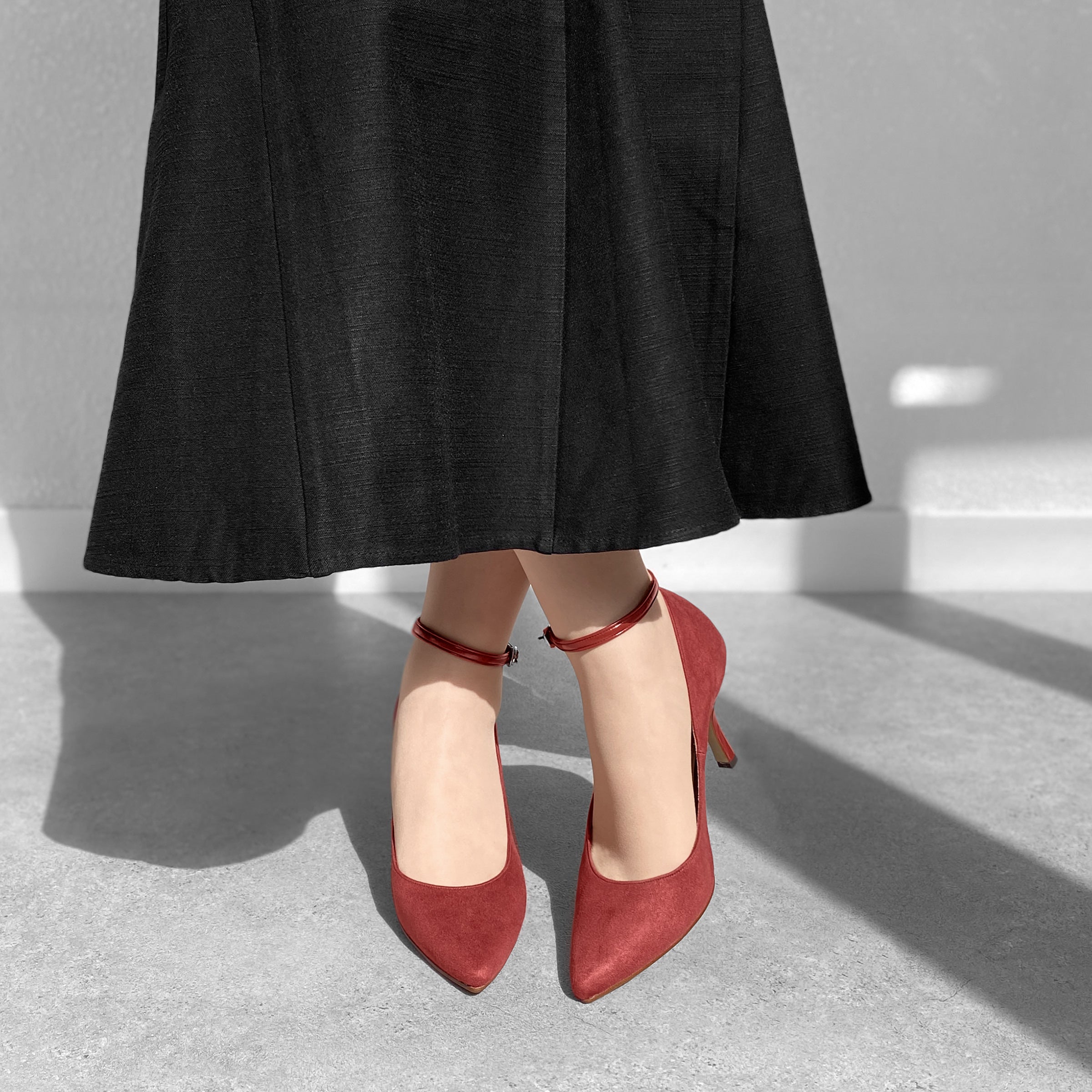 50%OFF：アンクルストラップ付き ポインテッドトゥパンプス（m81004