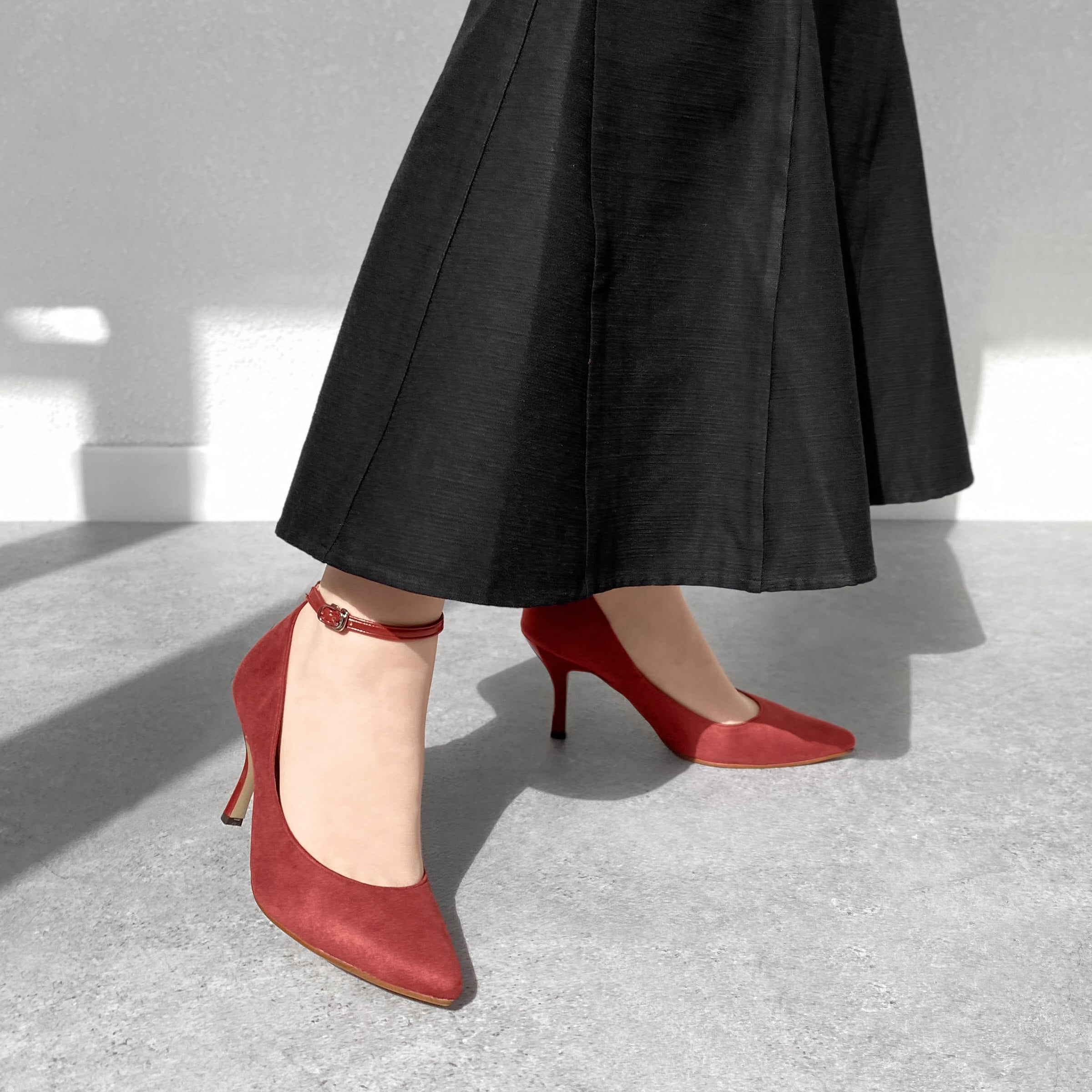 50%OFF：アンクルストラップ付き ポインテッドトゥパンプス（m81004