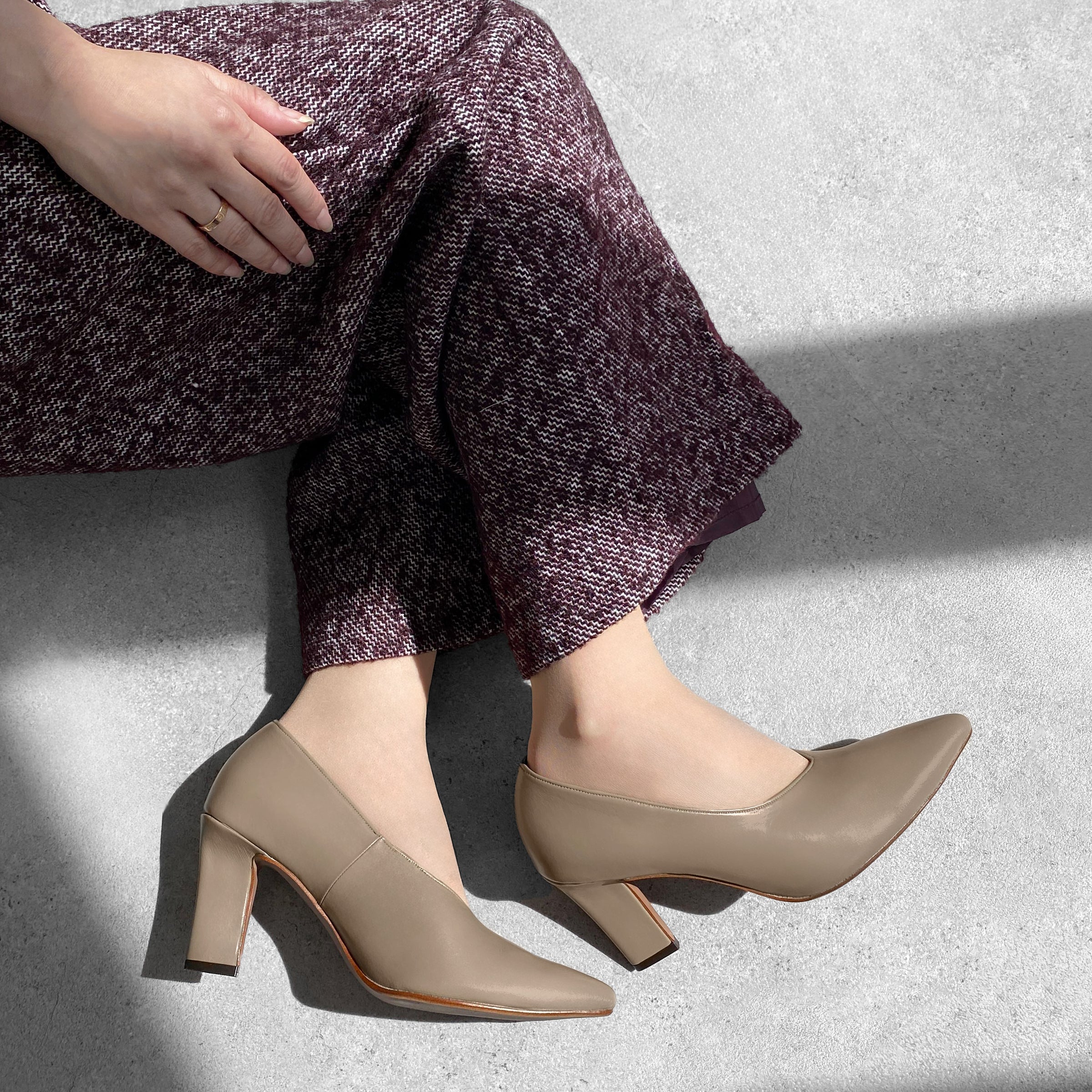 40%OFF：甲深デザイン パンプス（m81012）グレージュ – mamian