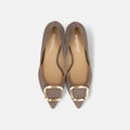予約：2026AW：ポインテッドトゥ バックル パンプス（m55224）グレージュS/mamian（マミアン）