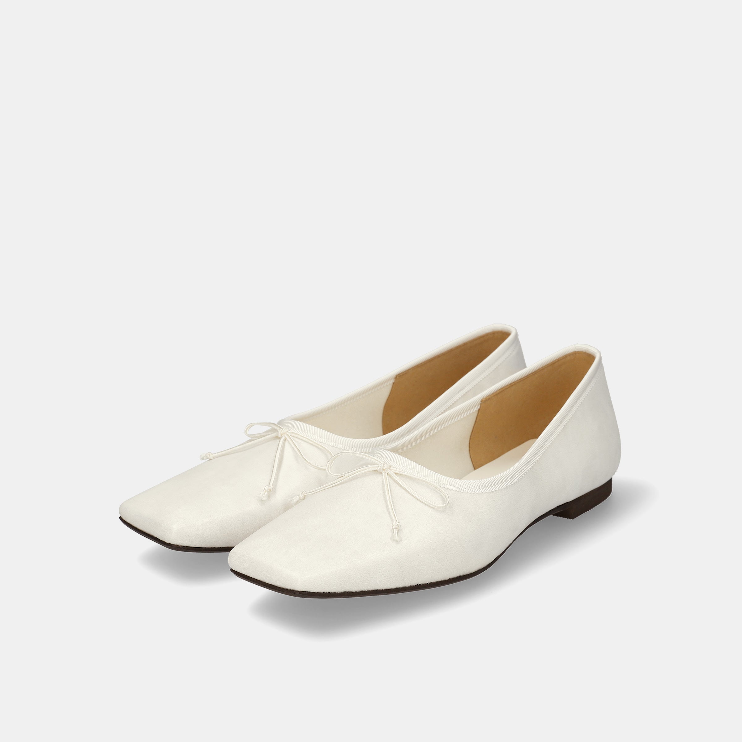 HEWN◆定価約4万◆24SS スクエアトゥバレエシューズ クリーム HEWN◇定価約4万◇24SS スクエアトゥバレエシューズ クリーム