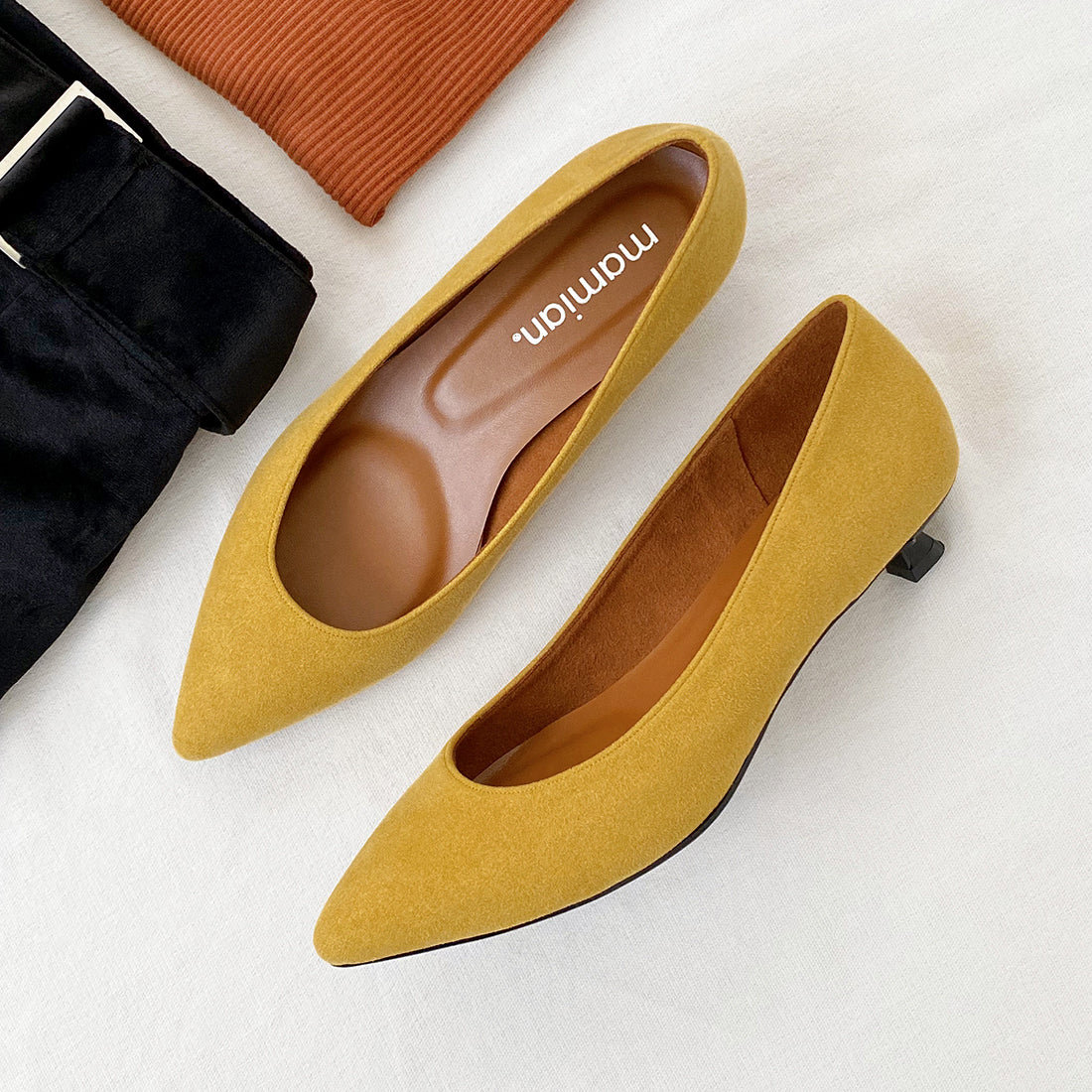 美品YELLO イエロー パンプス ヒール 23.5 Mサイズポインテッドトゥ 美品YELLO イエロー パンプス ヒール 23.5 Mサイズポインテッド