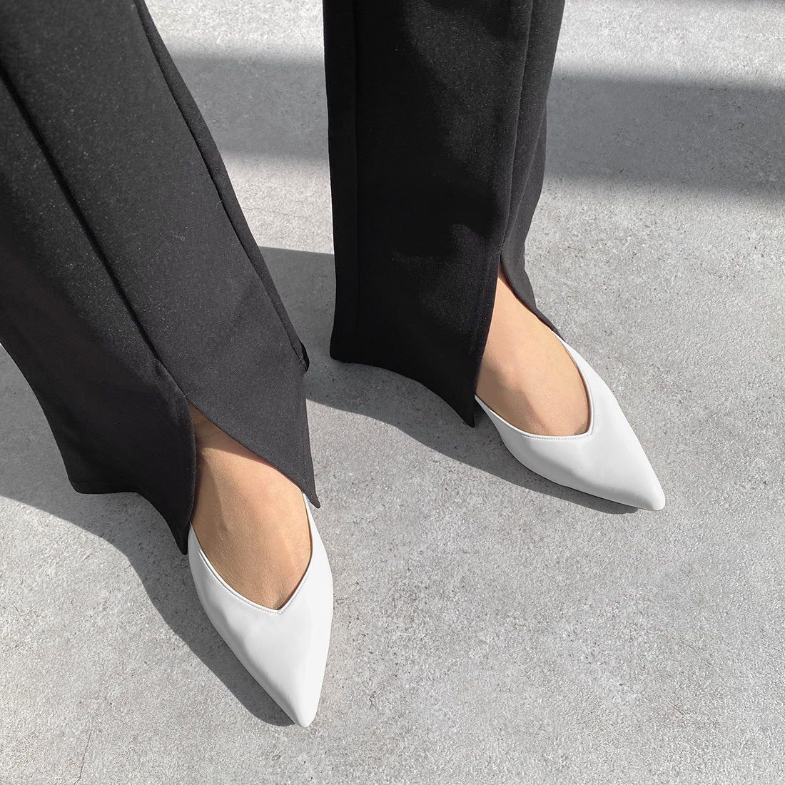 ラストワン15%OFF：バックストラップ付き ミュールスタイル パンプス