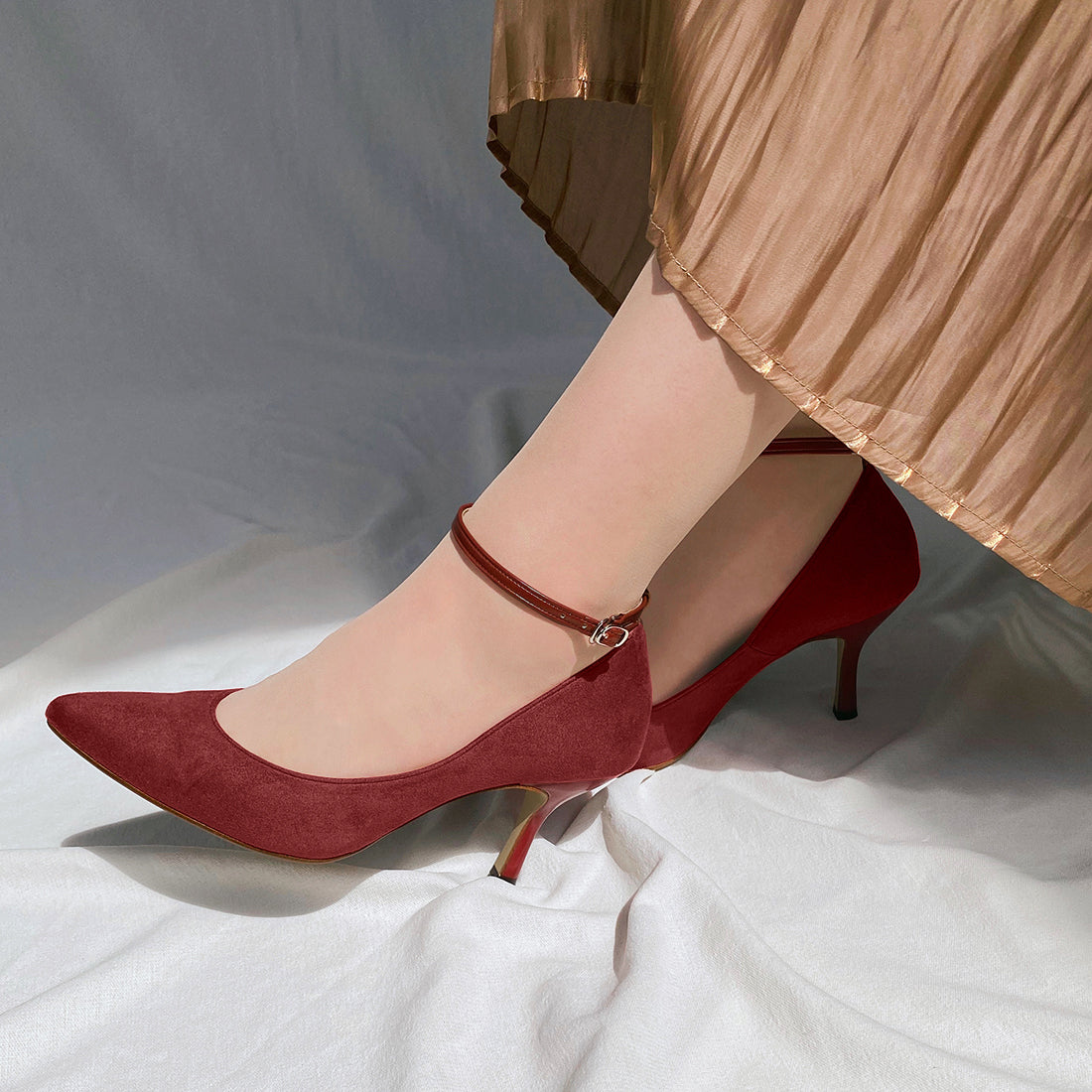 50%OFF：アンクルストラップ付き ポインテッドトゥパンプス（m81004